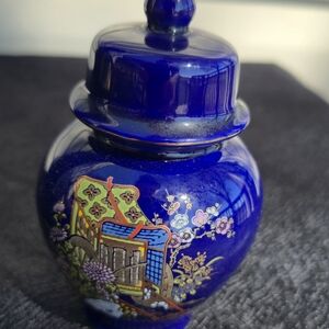 Japanese ginger jar with lid